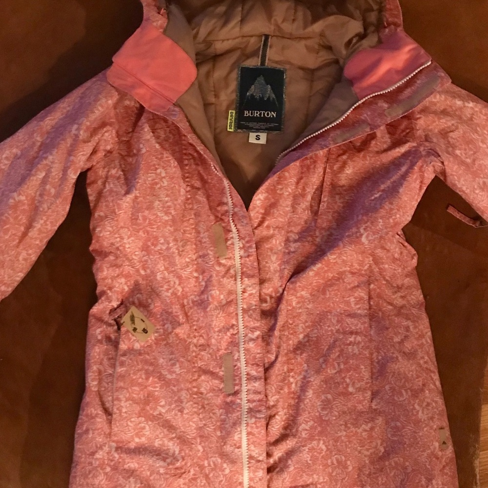Burton ski jacket NWT size small warm and stylish